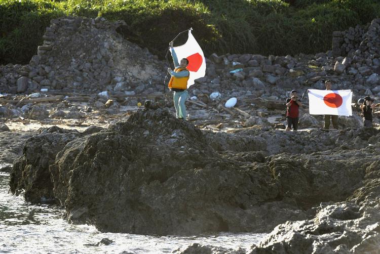 Ø-STRID. Det er ikke første gang, japanske aktivister går på land på en af øerne i den ellers ubeboede øgruppe i Det Østkinesiske Hav. Billedet her stammer fra august i år, hvor konflikten mellem Kina og Japan opblussede på ny. 