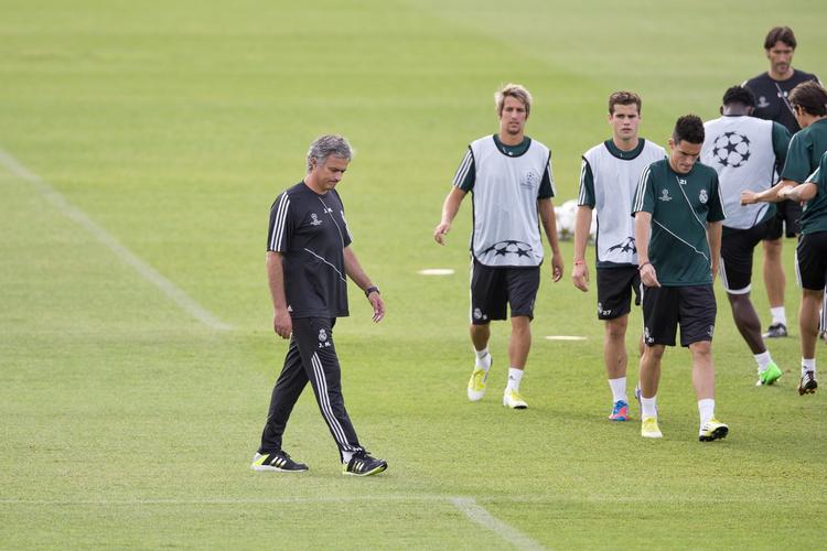Forberedelser. José Mourinho (t.v.) og Real Madrid skal revanchere sig for en skidt sæsonstart. Det kommer måske til at gå ud over de engelske mestre fra Manchester City. 