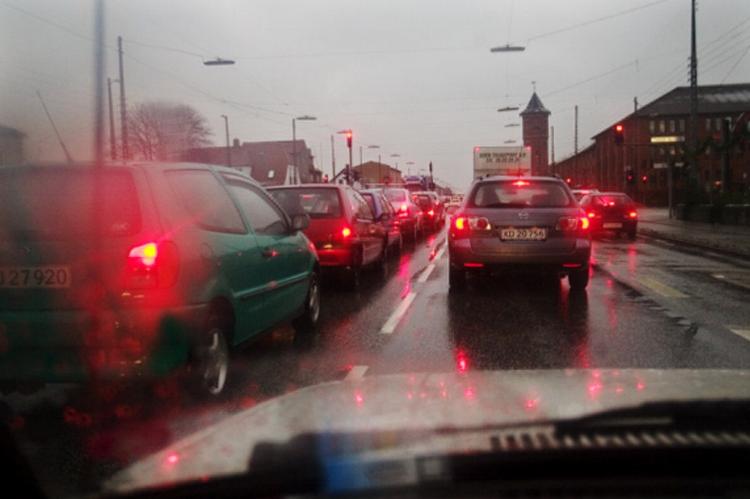 lysglimt. Mange nye biler har kørelys i form af diodelys, som kun tænder foran på bilen. Derfor risikerer man i mørke at køre med en bil uden lys bagpå. 