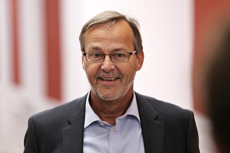 politik. Erhvervs- og vækstminister Ole Sohn (SF) advarer sine partifæller mod at miste det kølige overblik midt i kampen om partiets formandspost. 