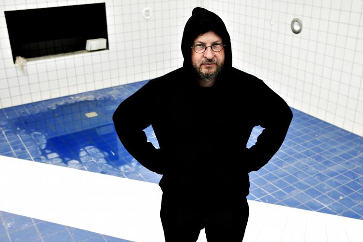 Tavs. Selv om der er indkaldt til pressemøde på Lars von Triers nye storfilm, holder han fast i sin snart et år gamle beslutning om ikke at udtale sig offentligt. 