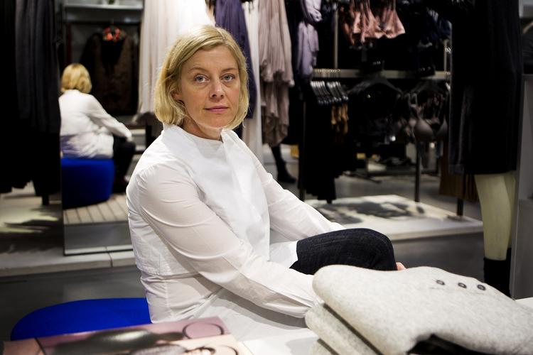 MODE. Den internationalt roste designer Rebekka Bay skifter job fra danske Bruuns Bazaar til den ærke-amerikanske kæde GAP. 