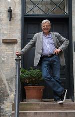 Besøg. Torben Jetsmark på vej ind i Kulturministeriet i hvis regi, han har bevæget sig i mange år. I anledning af den runde dag udgives hans 18. bog – 'Byg en himmelstige -  det skabende element i kunst og ledelse'. Foto : Morten Hansen 