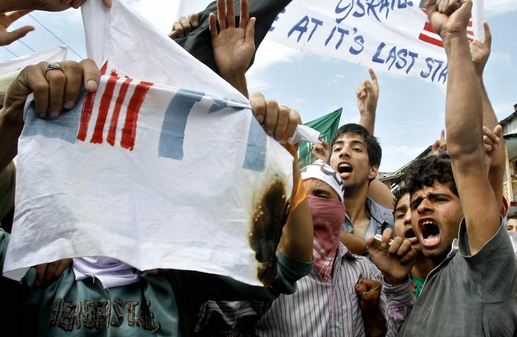 Vrede. Hele dagen har der været protester i den muslimske verden. Her i Indien. 