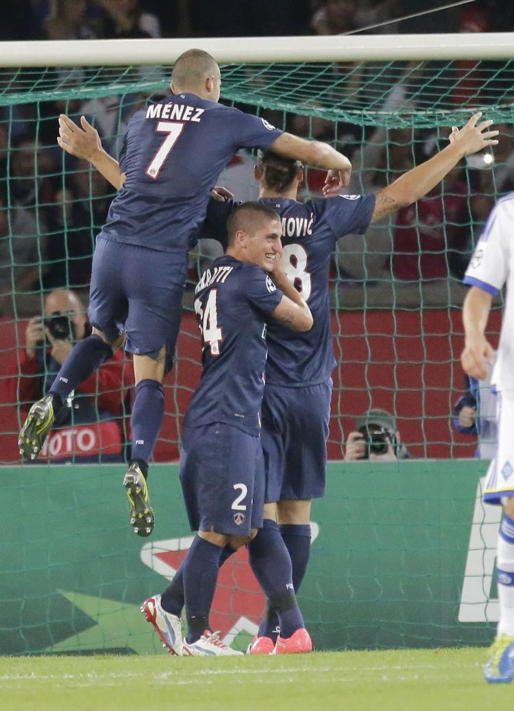 rekord. Zlatan Ibrahimovic (med udbredte arme) har lige scoret til 1-0 for PSG og blev derved den første spiller, der scorer for seks forskellige klubber i Champions League. 