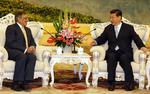 topmøde. USA's forsvarsminister, Leon Panetta, hilser på Xi Jinping under et møde tidligere i dag dansk tid. 
