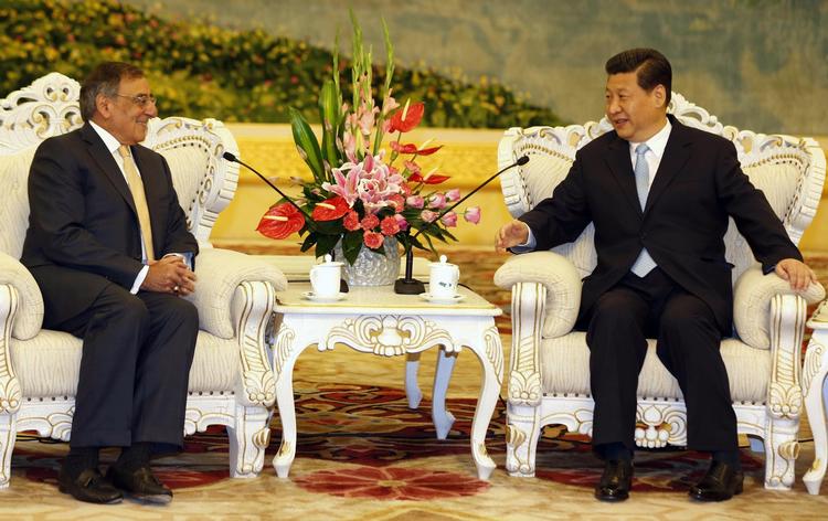 topmøde. USA's forsvarsminister, Leon Panetta, hilser på Xi Jinping under et møde tidligere i dag dansk tid. 