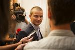 Fløjkrig. Formandskampens første dages forpostfægtninger om kandidatfelter og personer har for længst efterladt indtrykket af et splittet og spaltet SF, skriver politisk reporter Kristian Klarskov. 