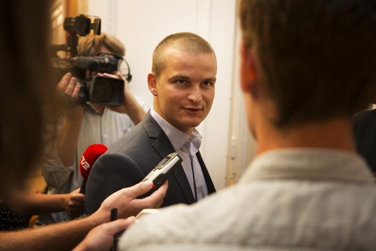Fløjkrig. Formandskampens første dages forpostfægtninger om kandidatfelter og personer har for længst efterladt indtrykket af et splittet og spaltet SF, skriver politisk reporter Kristian Klarskov. 