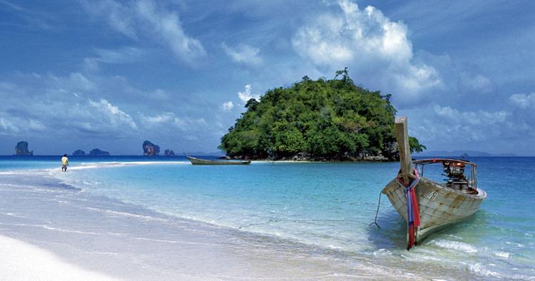 IDYLISK. De såkalfte Longtail både bliver flittigt brugt overalt i Thailand til blandt andet at fragte varer og mennesker ud til de små øer. (Arkivfoto) 