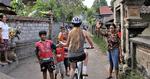 OPDAGELSE. På cykel kommer man let rundt i de små balinesiske landsbyer. 