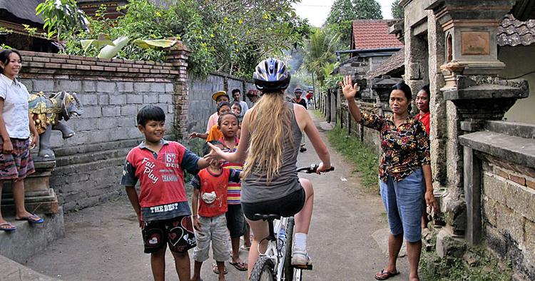 OPDAGELSE. På cykel kommer man let rundt i de små balinesiske landsbyer. 