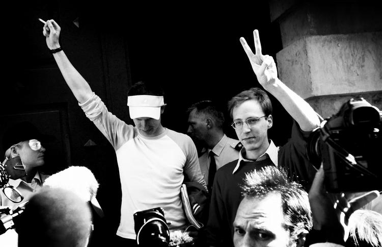 dømte. Rune Eltard-Sørensen (th.) har også deltaget i aktioner. I 2003 blev han idømt fire måneders fængsel for at have kastet maling mod daværende statsminister, Anders Fogh Rasmusesen, og udenrigsminister Per Stig Møller i 2003. Endvidere havde han sprøjtet ketchup på Peter Brixtofte to år tidligere. 