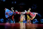 TJU-BANG! Den nye  eventyrballet har gang i  farver og komik, men den  kan ikke finde ud af, hvilket ben den skal stå på. 