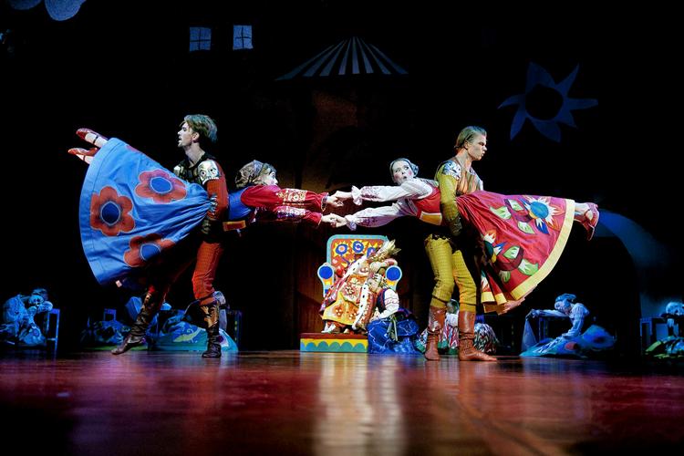 TJU-BANG! Den nye  eventyrballet har gang i  farver og komik, men den  kan ikke finde ud af, hvilket ben den skal stå på. 