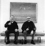 Guldbryllup. Henning Damgaard-Sørensen har i mere end 50 år sat markante spor - og blå mærker - i kunsten og kunstverdenen. I en pause ses han her med Jørn Larsen (t.h.) på Charlottenborg i 1988. 
