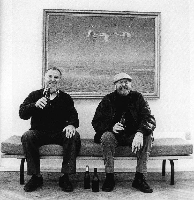 Guldbryllup. Henning Damgaard-Sørensen har i mere end 50 år sat markante spor - og blå mærker - i kunsten og kunstverdenen. I en pause ses han her med Jørn Larsen (t.h.) på Charlottenborg i 1988. 