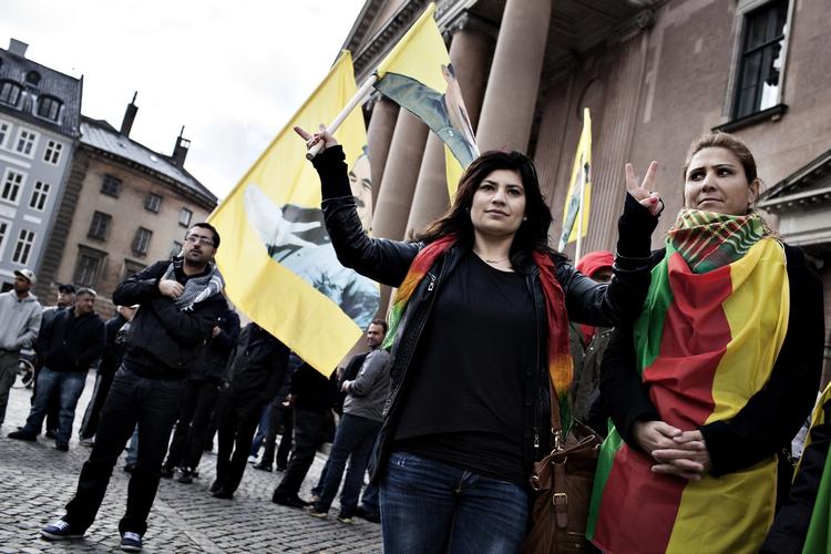 Forfulgt. De kurdiske demonstranter føler sig overbevist om, at det er Tyrkiet, der har bedt Danmark gribe ind. 