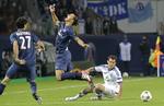 storhold? Zlatan Ibrahimovic (midt) fældes af Dynamo Kievs Danilo Silva i PSG's storsejr tirsdag. 