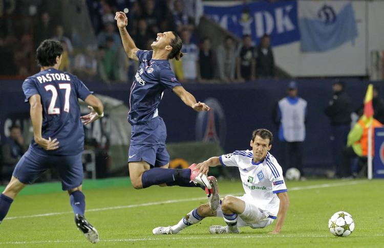 storhold? Zlatan Ibrahimovic (midt) fældes af Dynamo Kievs Danilo Silva i PSG's storsejr tirsdag. 