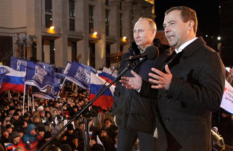 svindelklager. Da Vladimir Putin blev valgt til præsident i marts meldte menneskeretsgruppen Golos om tusindvis af klager over valgsvindel. Organisationen kalder det »et alvorligt slag«, at USAID bliver smidt ud af Rusland. 