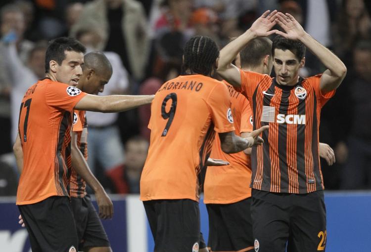 TAK. På et oplæg fra Adriano scorede Henrik Mkhitaryan (th.) det første og senere også det andet mål mod FC Nordsjælland. 