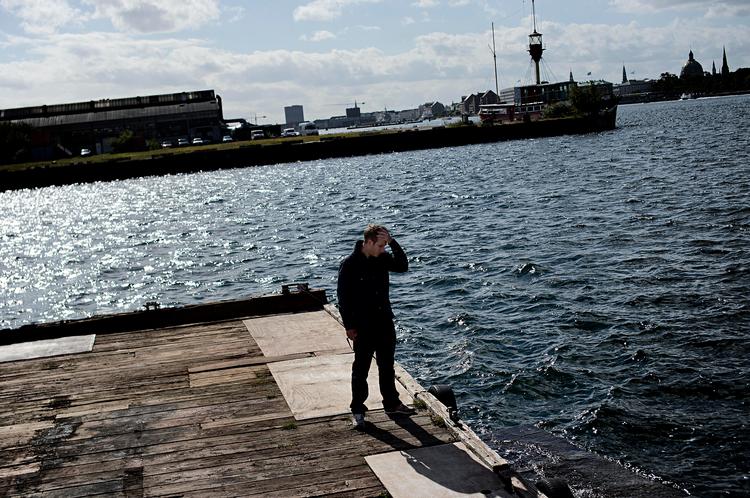 Søs. Tobias Lindholm kunne ikke have filmet 'Kapringen'  i et studie. Han  måtte ud i et containerskib, der har en virkelig kapring i bagagen, for at ramme den realisme, der er hans udgangspunkt. 