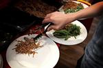 Skolemadsordningen i København havde en svær start men er efterhånden blever ret populær. Nu får børn af fattige forældre mulighed for at spise gratis eller billigt med. 