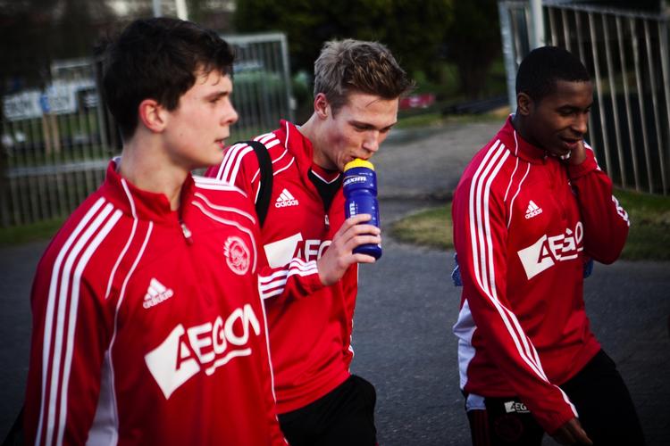 Stortalent. Viktor Fischer (i midten) fik for et par måneder siden debut på Ajax' A-hold i en træningskamp mod Celtic. Han er en af seks danskere i Ajax: De øvrige er Christian Eriksen, Christian Poulsen, Nicolai Boilesen, Lasse Schöne, og Lucas Andersen. 