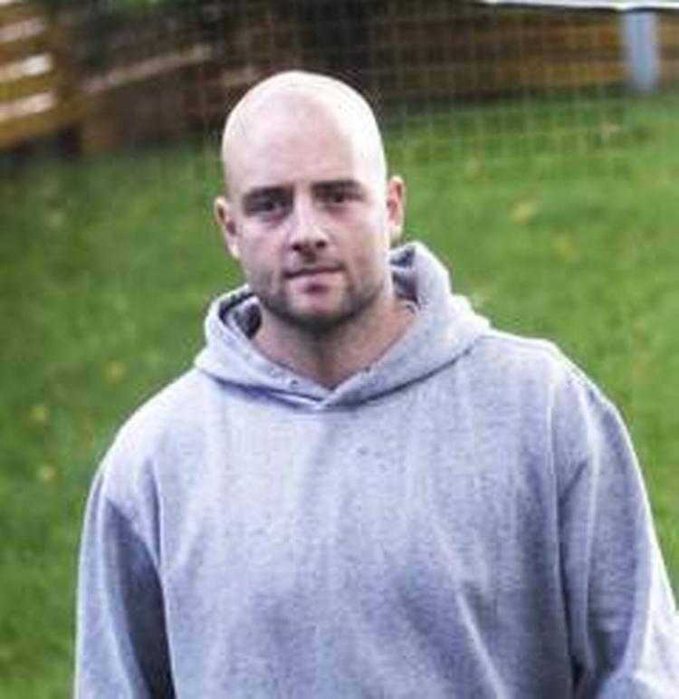 Smalhals. Automontør Kim Frank Nielsen mister snart dagpengeretten. Han har søgt over ti job om måneden i to år uden at komme til jobsamtale. 