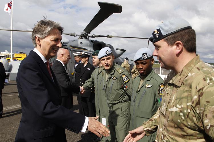 besøg. Den britiske forsvarsminister Philip Hammond (tv.) besøger sin danske kollega, Nick Hækkerup, i Danmark i dag. Billedet er taget ved en anden lejlighed. 