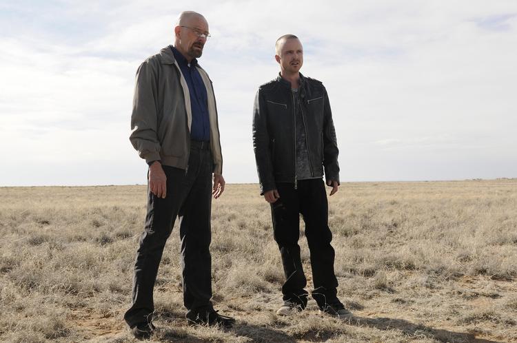 Hit. Bryan Cranston (t.v.) spiller hovedrollen Walter White i 'Breaking Bad', og Aaron Paul, der spiller Jesse Pinkman, ses her i en scene fra femte sæson. 