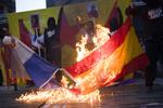 Brand. Vrede har fået tilhængere af løsrivelse til at sætte ild til spanske flag i Barcelonas gader. 