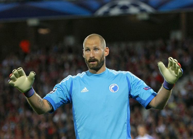 skade. Johan Wiland er ikke blevet klar til at stille sig mellem stængerne i FCK's mål mod Molde. 