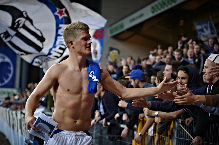 Matchvinder. Andreas Cornelius takkede naturligvis fansene efter kampen. 