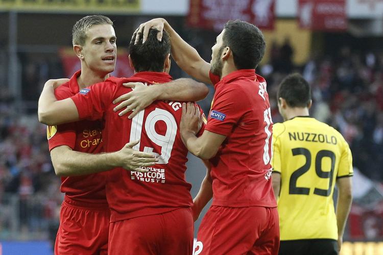 Glæde. Jordan Henderson, Stewart Downing og Daniel Pacheco jubler efter det første af aftenens otte mål. 