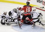 bonusspillere. Travis Zajac (nummer 19) fra New Jersey Devils ses her under Stanley Cup-finalen i maj mod Los Angeles Kings. Den stærke spiller kan komme til at optræde for Aalborg på grund af NHL-lockout. 