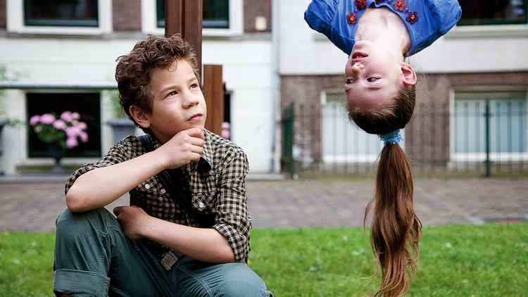 Forfatterspire. Et forfatterskab kræver, at man har et godt navn.  Swchwrm. Og så gælder det om at finde  en ekstraordinær sætning at starte  historien med. Sådan tænker den kloge dreng i 'Swchwrms eventyr'. PR-foto 