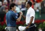 tvekamp. Rory McIlroy (tv) er stadig nummer et på verdensranglisten, men Tiger Woods (th) er på vej tilbage mod toppen efter deres seneste indbyrdes opgør. 