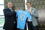 billetsælger. 37-årige Alessandro Del Piero (th) præsenteres i Sydney FC 5. september. 