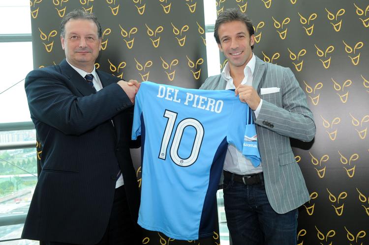 billetsælger. 37-årige Alessandro Del Piero (th) præsenteres i Sydney FC 5. september. 