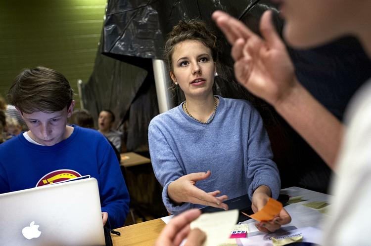 Drømmefabrik. Der debateres livligt i Emil Bundgaard Ipsen og Carina Randeris' gruppe. Har det fede projekt virkelig noget med økologi at gøre? 