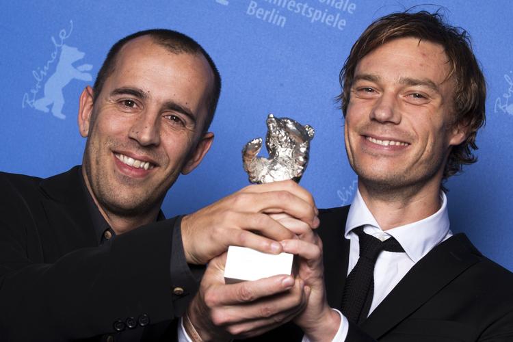 Hæder. 'En kongelig affære' har allerede gået sin sejrsgang på alverdens filmfestivaler. På Berlinalen modtog instruktør Nikolaj Arcel (t.v.) og forfatter Rasmus Heisterberg således Sølvbjørnen for bedste manuskript, ligesom skuespilleren Mikkel Boe Følsgaard vandt en pris for bedste mandlige hovedrolle. 