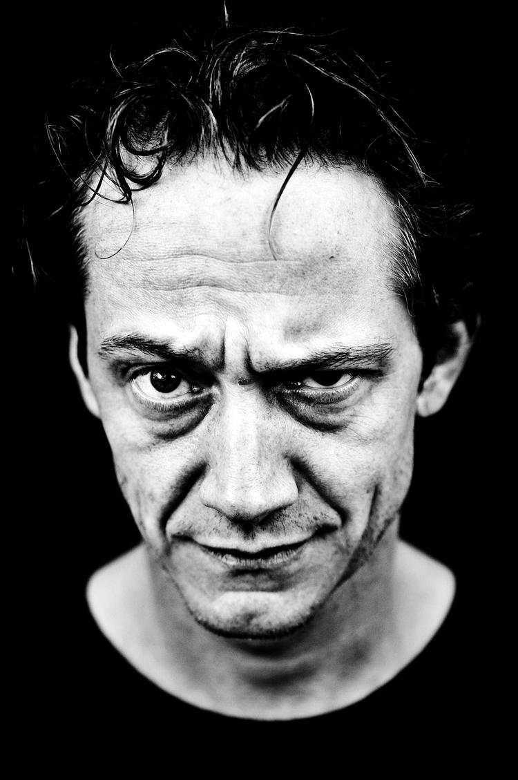 Afsløring. Djævlens Advokat presser hårdt på for at få navnet på morderen. Til sidst giver Torleif Hoppe sig og fortæller, hvem der bliver myrdet. 