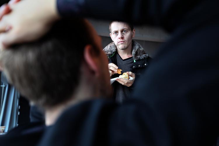 Flid. Det hører til normen, at amerikanske skuespillere må rense toiletter for at få hverdagen til at hænge  sammen, fortæller Thure Lindhardt efterskoleeleverne fra Oure. Også i Danmark er skuespillerlivet for mange benhårdt. 