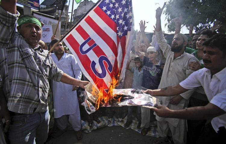 Profetsag. »Islam har aldrig villet have, at vi skulle sætte ild til bygninger eller dræbe folk«, skriver en ung kvindelig muslim fra Pakistan. 