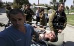 Kvæstet. En såret, israelsk soldat bæres væk efter nye kampe på Sinai-halvøen. 