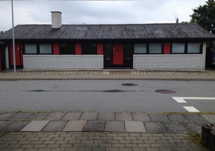 Skjult. Myndighederne har i her i huset på en lille villavej i Helsingør fundet en dreng, som forældrene indtil august har holdt skjult for myndighederne. Forældrene er nu sigtet for vanrøgt. 