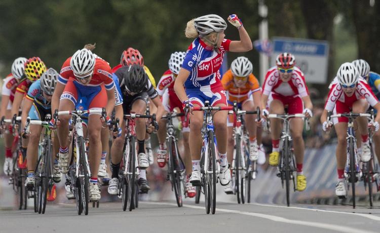 Triumf. Britiske Lucy Garner tog triumfen i Holland. Lidt længere bagude følger to danskere. 