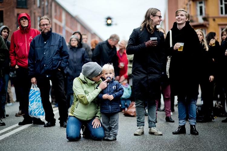 Gadefest. Under mottoet 'Nej til trusler og vold, ja til sammenhold' holder Nørrebro med Jane Birgitte Pedersen fra Café Viking i spidsen gadefest for at markere, at bydelen står sammen mod banderne. 